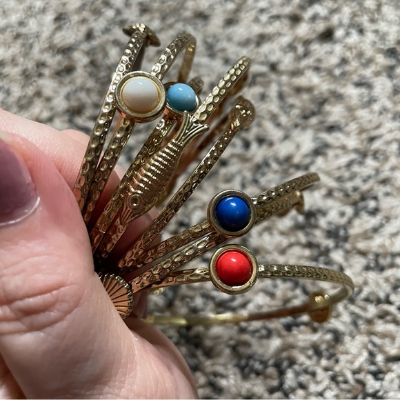 Goldtone Lilly Pulitzer bangle bracelet set 8 bangles shells fish - Picture 7 of 10